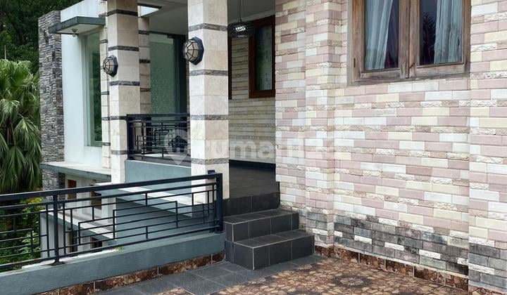 Disewakan Rumah Bagus Siap Huni Hoek Dengan Kolam Renang Lingkungan Tenang, Bersih dan Asri Menteng Residence Bintaro.