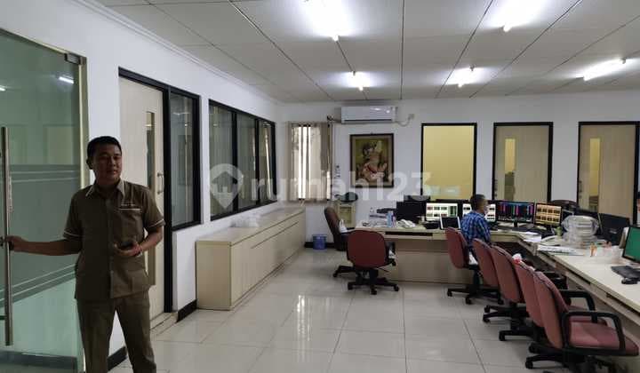 Ruang Usaha Pluit Putra raya, jalan raya, Lokasi strategis empo