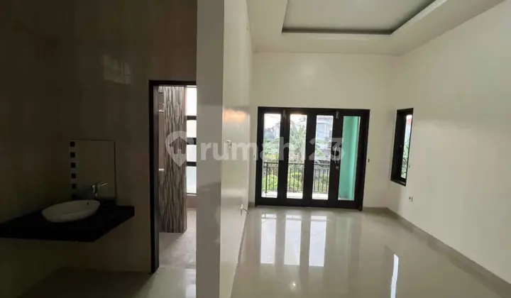 Rumah Second Rasa Baru di Pusat Renon Tukad Badung