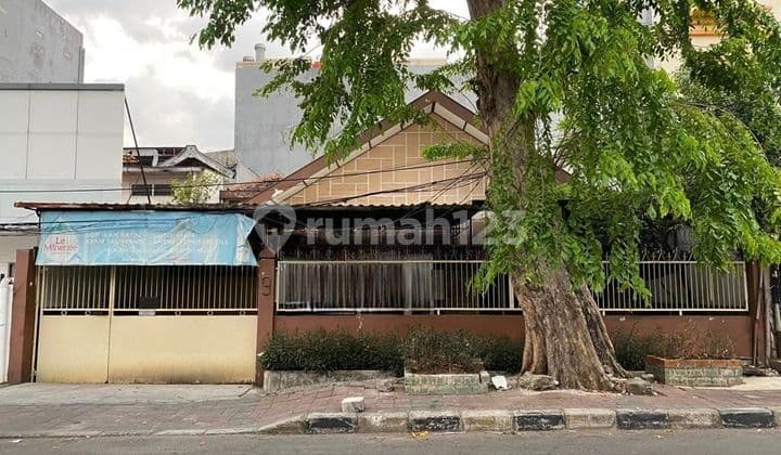 Rumah 1.5 lantai pada jln besar di Tomang. Sangat dekat Pusat Bisnis & Mall