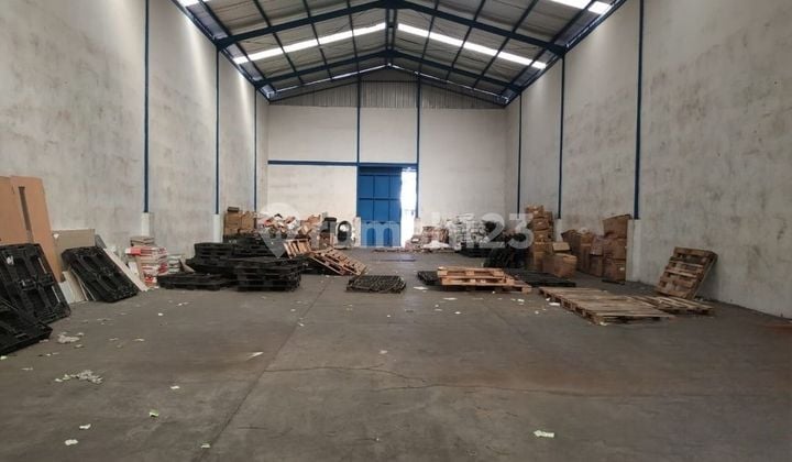 Gudang strategis Kamal Muara. Dekat dengan akses tol. Di area pergudangan.