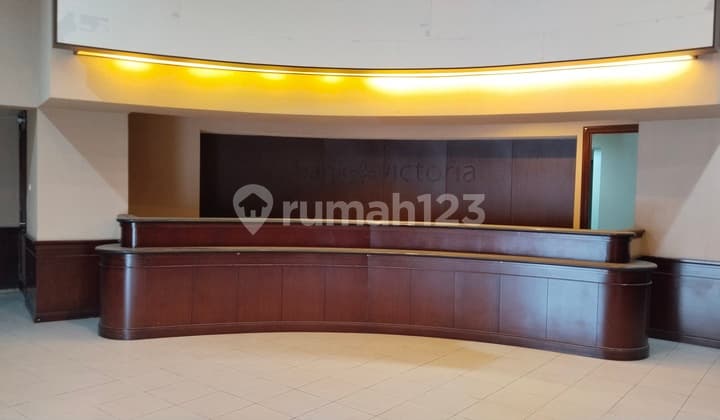 Gedung Komersial Di Semarang Tengah, Jalan Utama, Parkir Luas