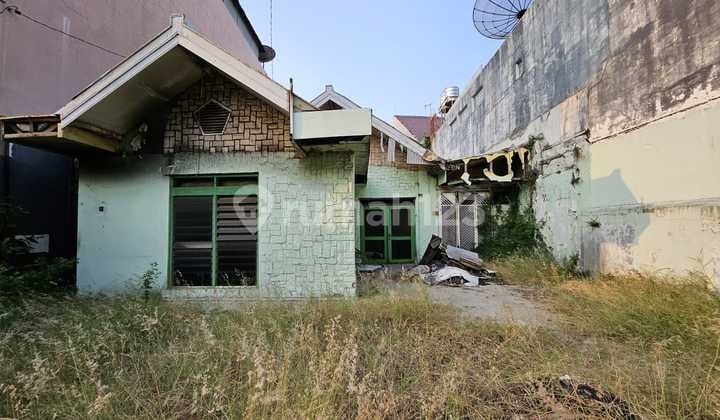 Land on Seroja Street in the city center, suitable for restaurant, cafe, clinic businesses.