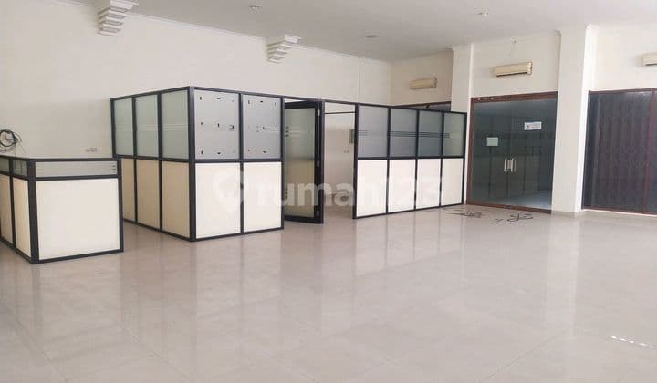 Bangunan komersial 2 Lantai di tengah kota, cocok untuk kantor