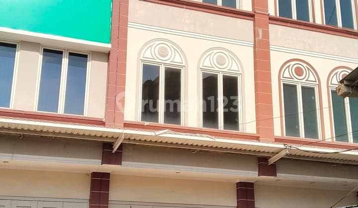 Ruko 2 Lantai Di Tengah Kota, Siap Pakai, Parkir Luas, Strategis