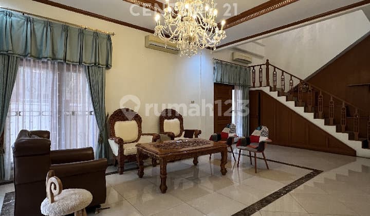 Rumah Hoek 2 Lt Semi Furnished dan Siap Huni di Kayu Putih R2183