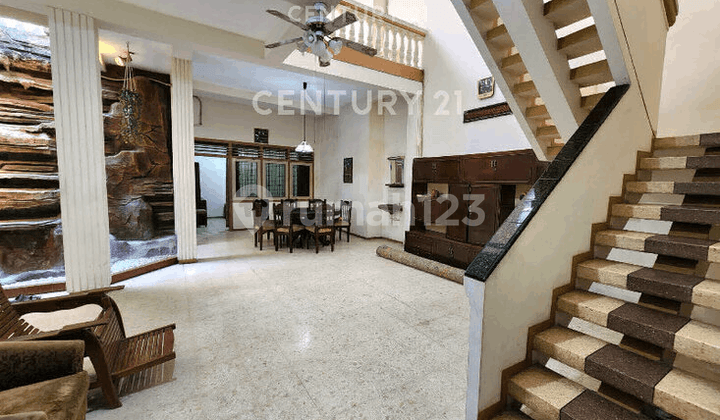 Rumah Bagus 2 Lantai Dekat Kawasan Religi Masjid Ampel S9611