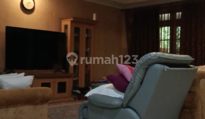 Rumah Classic dengan Taman yang Luas di Pulomas Jakarta S9467
