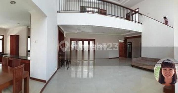 Rumah Mewah dekat dengan Lapangan Tenis di Setramurni Bandung