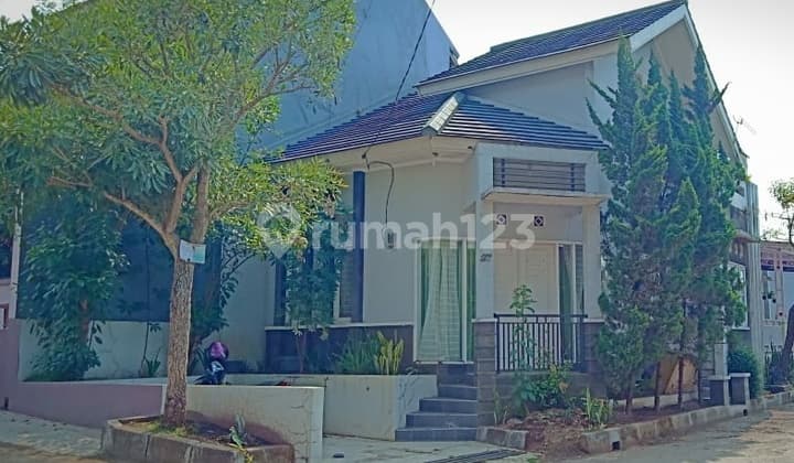 di Jalan Taman Cihanjuang, Bandung Barat
, Bandung