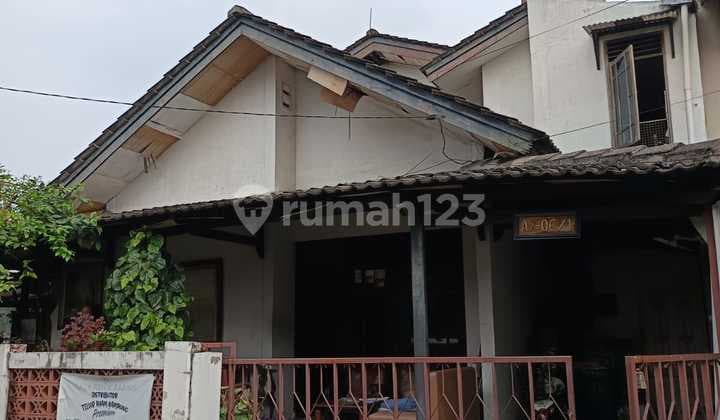 Hook Area, 224 sqm LT, Park View, Needs Renovation, rare find in Pamulang.