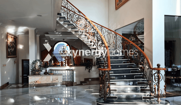 Rumah Mewah 3 Lantai SHM di Setra Duta Bandung