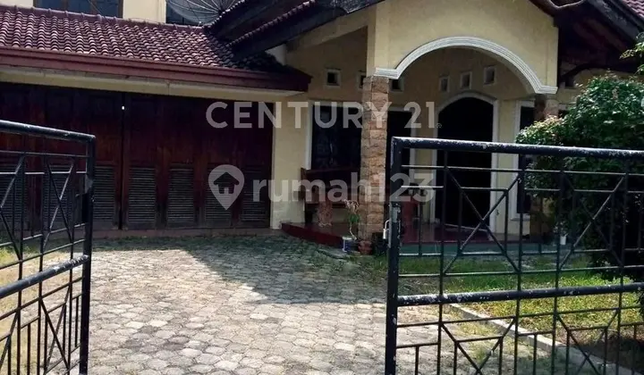 Rumah dengan Halaman Depan Luas di Enggal Bandarlampung