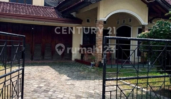 Rumah dengan Halaman Depan Luas di Enggal Bandarlampung