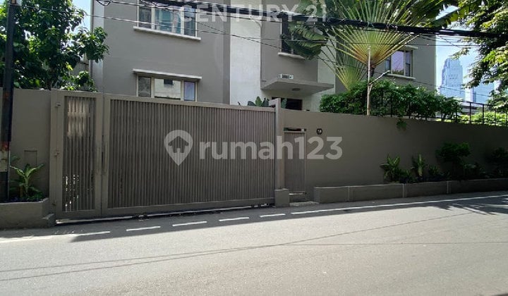 Modern Residence Dengan Rooftop Di Kawasan Elite SCBD