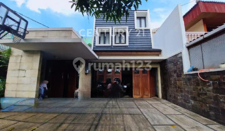 Langka! Rumah Cantik Furnished Di Rawamangun Jalan Utama!