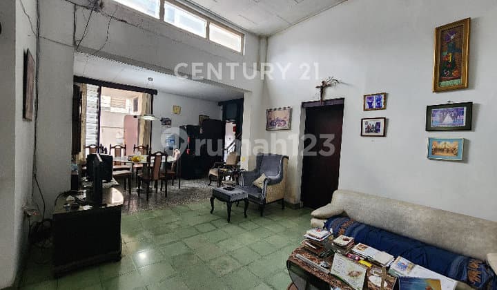 Old House Suitable for Boarding House on Jl Kramat, Senen, Central Jakarta
