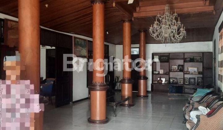 KARANGANYAR, COLOMADU TEPATNYA GAJAHAN, RUMAH LUAS DESAIN JAWA, LOKASI STRATEGIS, TENANG DAN NYAMAN, COCOK UNTUK TEMPAT MAKAN NUANSA TRADISIONAL MAUPUN PERKANTORAN