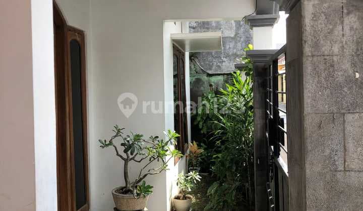 Rumah Semi Furnish Akses ke Jalan Raya Dekat Lingkungan Perumahan