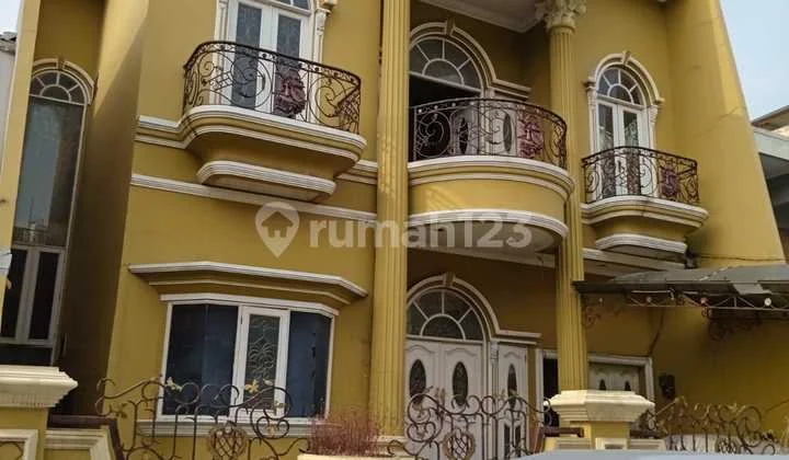 Rumah American Classic 2,5 Lantai di Taman Ratu