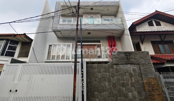 3-Story House in Sunrise Garden Kebon Jeruk