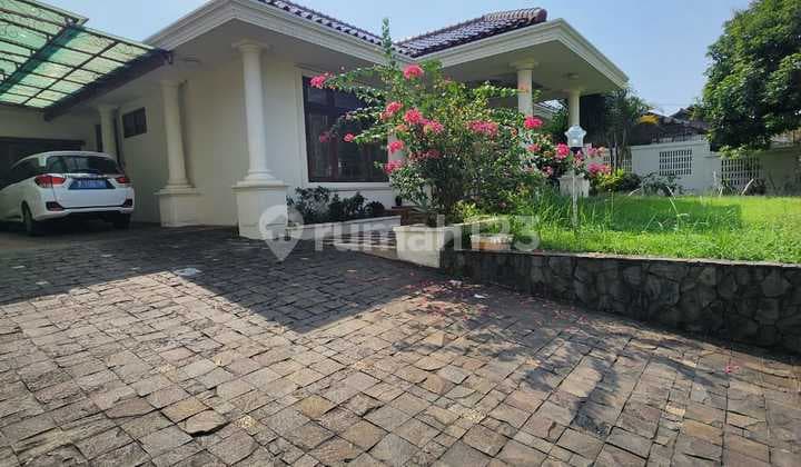 Rumah Lokasi Strategis dengan Halaman Luas dan Nyaman @Cirendeu