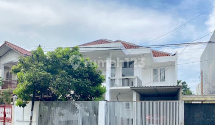 Rumah Cantik 2 Lantai dengan Desain Mewah dan Strategis @Cirendeu
