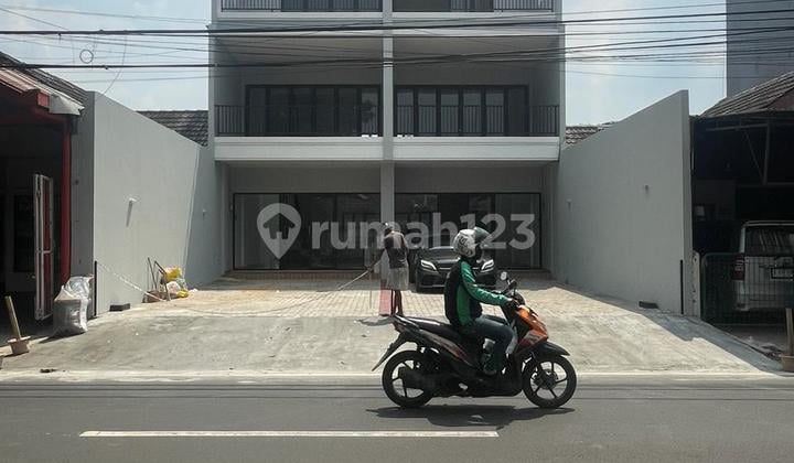 Ruko 3 Lantai Siap Pakai Pinggir Jalan dan Area Parkir Luas @BSD