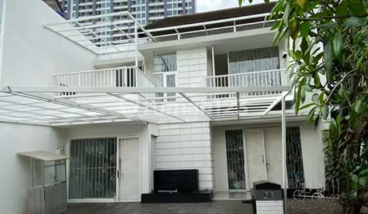 Rumah Mewah 2 Lantai Semi Furnished + Akses Kolam Renang di Pondok Aren | 5+1 KT | Carport 2 Mobil