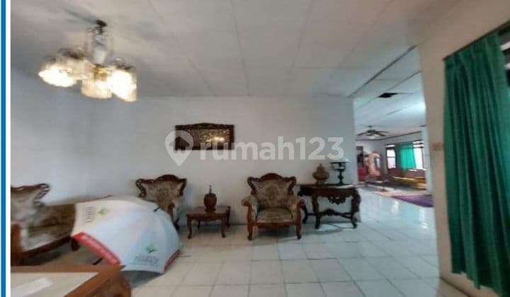 Strategic Location House with Spacious Yard. @Petukangan