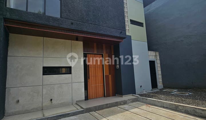 Rumah Full Renovasi di Lokasi Strategis @Kencana Loka BSD