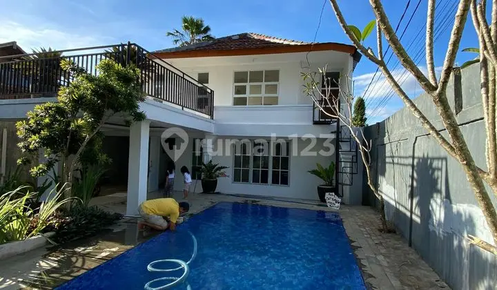Di jual vila desa kuta megamendung