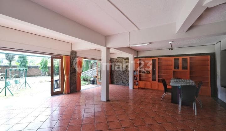 Rumah Villa dengan taman luas Siap Huni di Dago Bandung