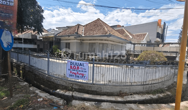 Translation: Vintage Style House, Corner Position on Pasir Kaliki