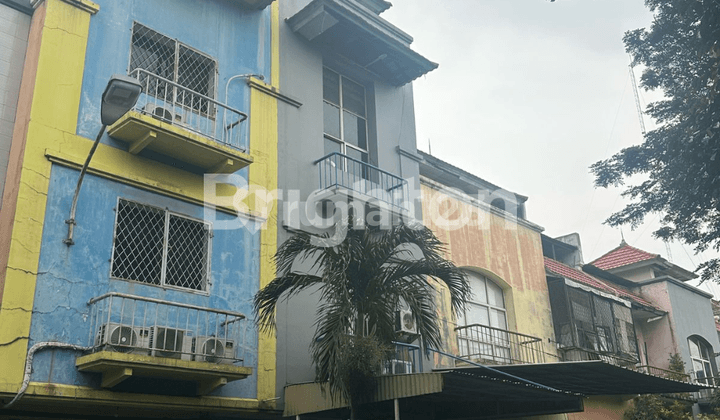 BU Fast 3.5 Floors Shop House with Complete Lift Semi Furnished in Mutiara Taman Palem West Jakarta