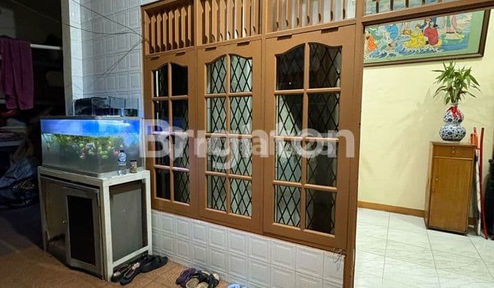 Rumah 2 Lantai Lebar Depan Lapangan Di Teluk Gong Jakarta Utara