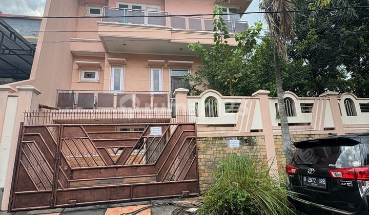 Rumah Mewah 3 Lantai Full Furnished Di Taman Surya 3