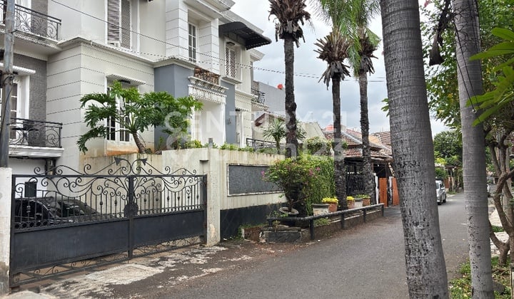 LUXURY HOUSE IN CEMPAKA PUTIH TENGAH READY TO OCCUPY SERENE ENVIRONMENT