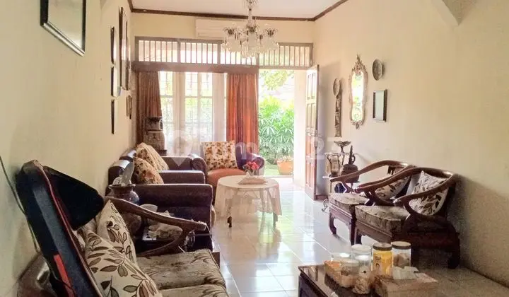 Rumah klasik terawat Di Pejompongan Bendungan Hilir Jakarta