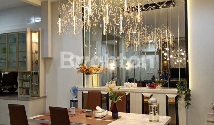 RUMAH TINGGAL MEWAH DAN LUXURY TIGA SETENGAH LANTAI BERIKUT INTERIORNYA. LOKASINYA SANGAT STRATEGIS, AKSES MUDAH KEMANA MANA. PLUIT JAKARTA UTARA