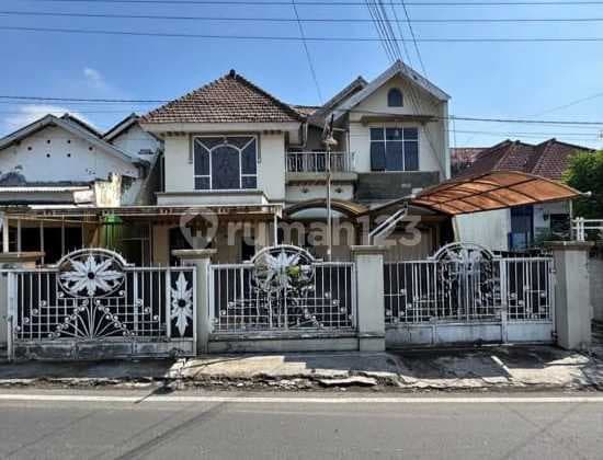 Large House Suitable for Office and Business on Nol Raya Tebo Bandulan Malang