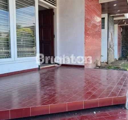 Large Furnished House Suitable for Employee Mess and Office in Dieng Malang, House Needs Minimal Renovation, SHM in Dieng
