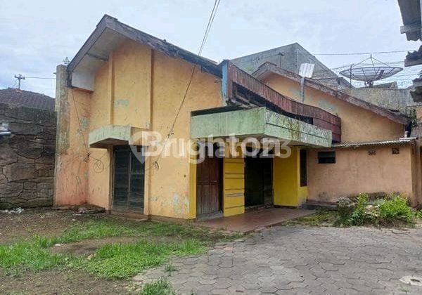 Rumah Muat Parkir 4 Mobil di Nol Jalan Sukun Malang