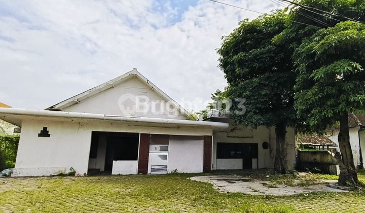 RUMAH dengan LAHAN PARKIR LUAS di TENGAH KOTA