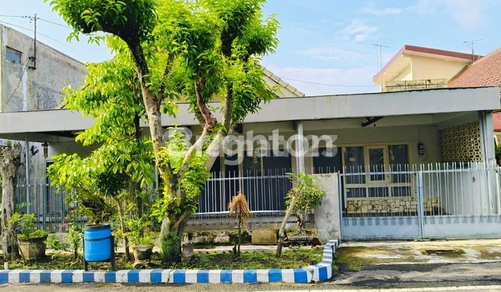 RUMAH KLASIK di TENGAH KOTA