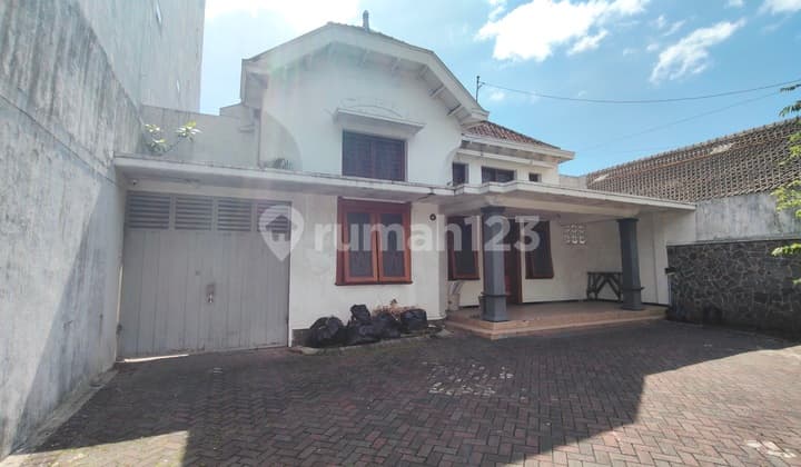 Rumah Klasik Kolonial Di Tengah Kota