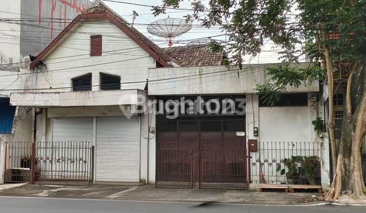RUMAH LOKASI STRATEGIS di TENGAH KOTA