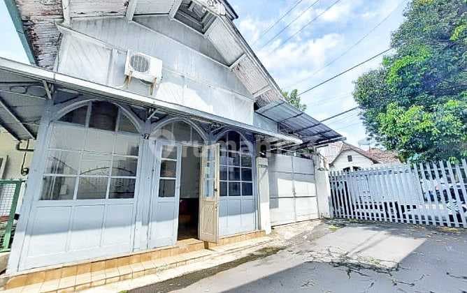 Rumah Kolonial Belanda Di Tengah Kota