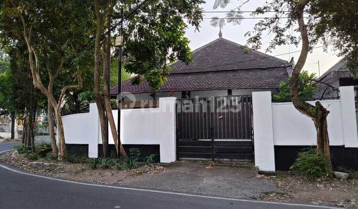 Rumah Hook Dekat Jalan Ijen