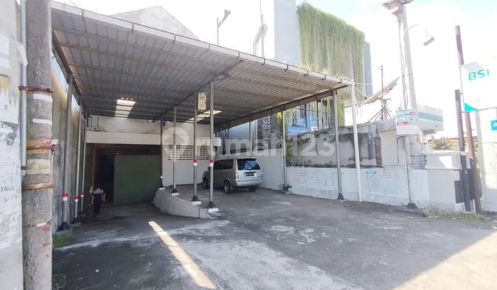 Gudang 1765 Meter Persegi Berada di Jalan Ringroad Selatan Tamantirto Kasihan Bantul.